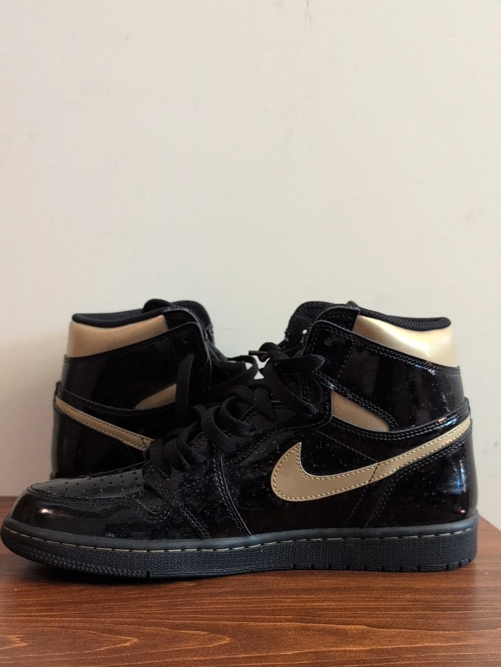 Nike Air Jordan 1 Retro High OG Metallic Gold Sz 10